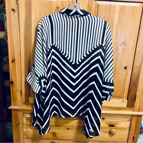 CHICO’S black & white, airy, boxy, blouse - Size L (Chico’s size 2) - Picture 3 of 5